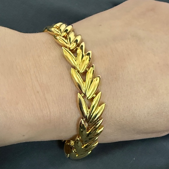 Trifari Jewelry - Trifari Gold Leaf Design Bracelet
